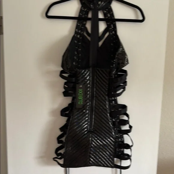 Elegant Black Halter Dress - Picture 3 of 8